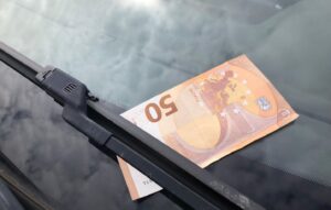 billet 50 euros sur le pare brise