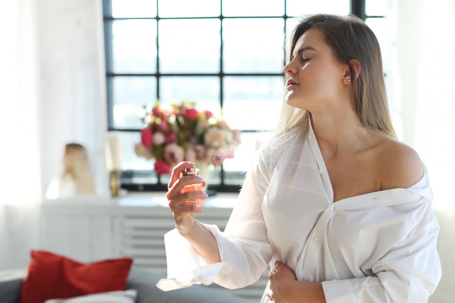 une femme se parfume
