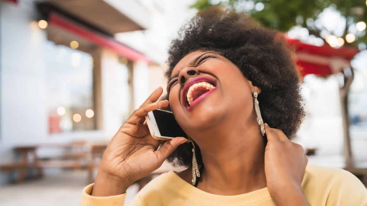 rire au téléphone