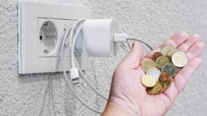 chargeur branché perte d'énergie sur la facture