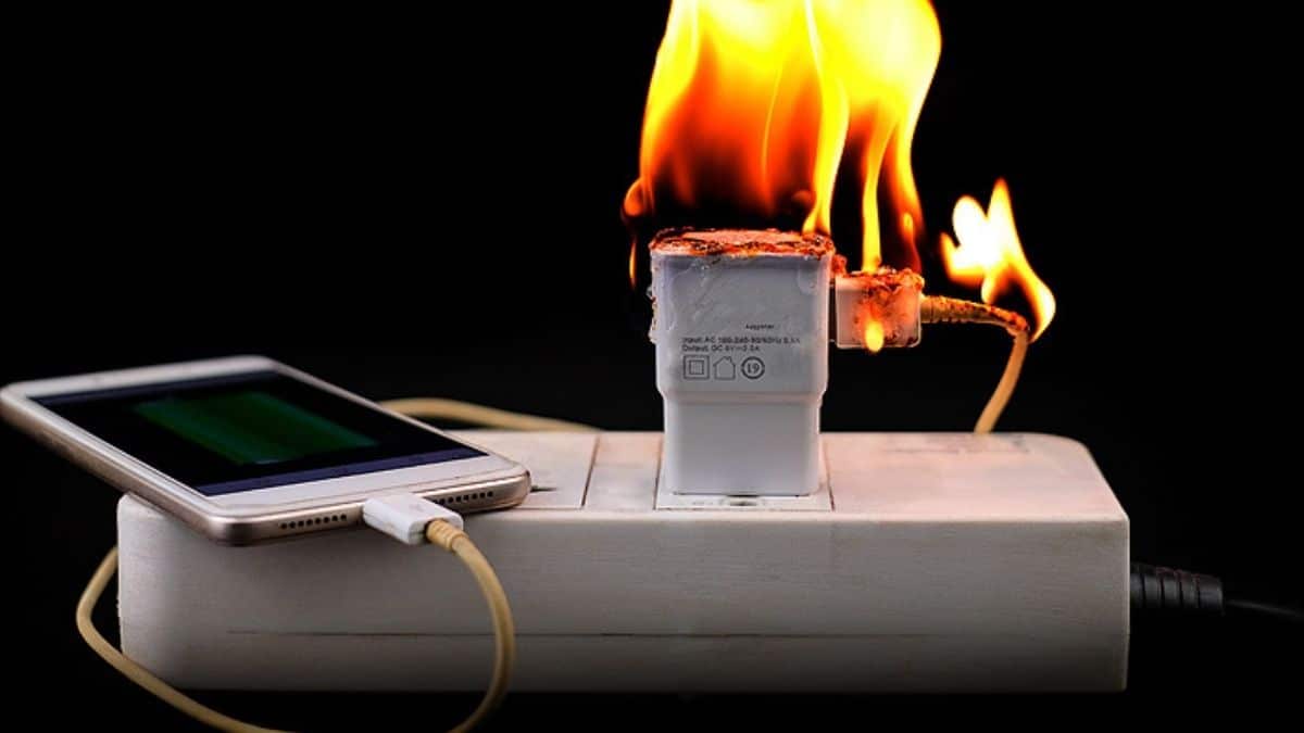 chargeur téléphone qui brule 20241130 165541 0000