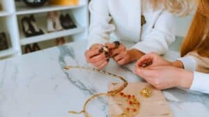 femme qui montre ses bijoux