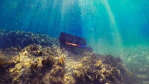 trésor de pièces d'or dans une épave sous l'eau