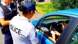 automobilistes cette amende de 1500€ tombe massivement à cause de ce détail sur le pare brise