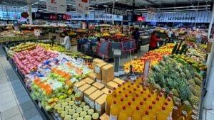 en difficulté financière, cette grande enseigne de supermarché ferme ces 15 magasins en france