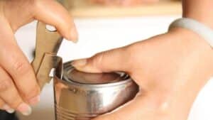 si vos boîtes de conserve ont cette apparence, vous devez les jeter au plus vite pour éviter les problèmes
