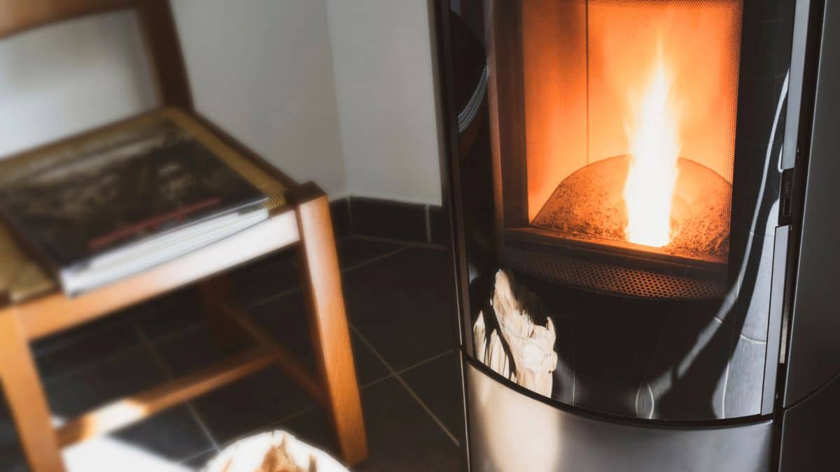 adieu définitif des poêles à bois, ces nouvelles restrictions qui font trembler les foyers