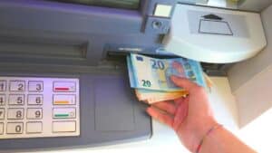 fini les cartes bancaires, voici comment retirer de l’argent aux distributeurs sans utiliser de cb