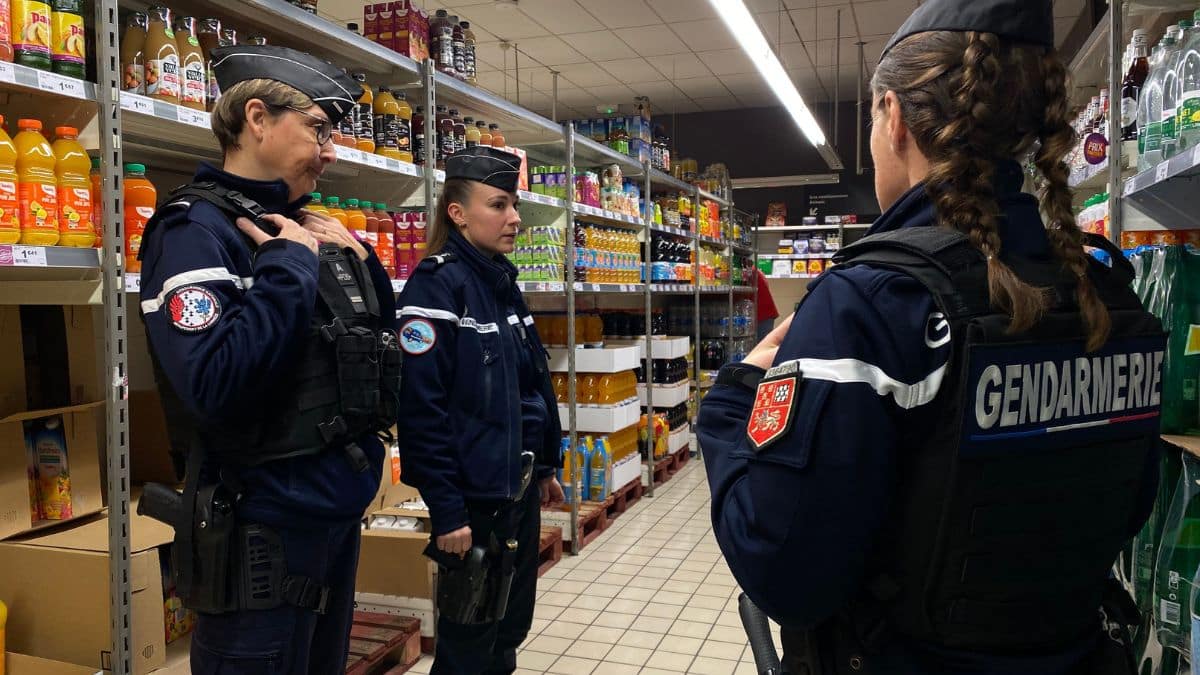 la gendarmerie alerte sur cette arnaque redoutable aux cartes bancaires dans les supermarchés, voici comment l’éviter