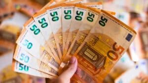 adieu les billets que vous connaissez l’euro change de visage, voici les nouveaux visuels qui vont bientôt entrer en circulation