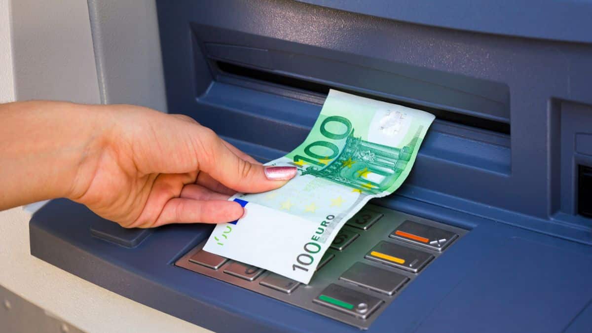 arnaque au distributeur si vous ne faites pas ce geste avant d’insérer votre carte, vous risquez de tout perdre