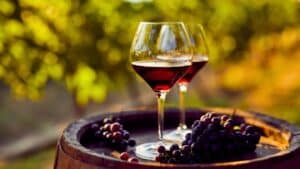 les ia génératives d'images n'arrivent toujours pas à représenter un verre de vin rempli à ras bord
