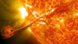 un train de tempêtes solaires va frapper la terre, les spécialistes donnent l’alerte  le grand retour des aurores boréales 