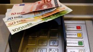 voici la ruse redoutable des escrocs pour voler les comptes bancaires aux distributeurs de billets